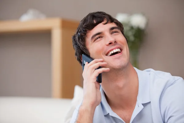 Mann am Telefon lacht — Stockfoto