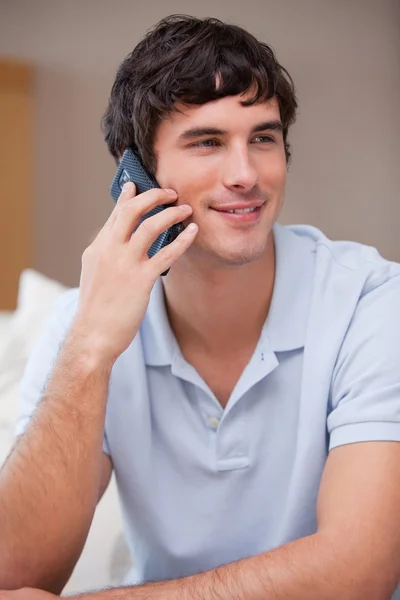 Hombre contestando llamada telefónica — Foto de Stock