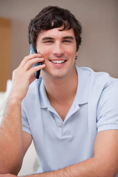 Uśmiechnięty mężczyzna na telefon — Zdjęcie stockowe