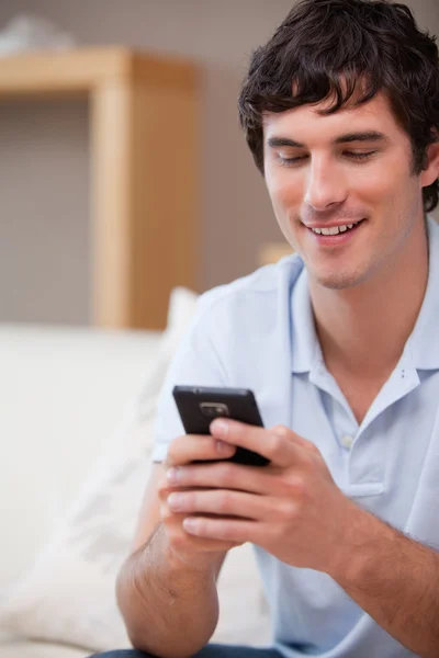 Sorrindo homem escrevendo mensagem de texto — Fotografia de Stock