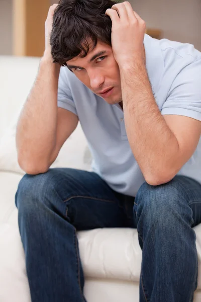 Frustrado homem sentado no sofá — Fotografia de Stock