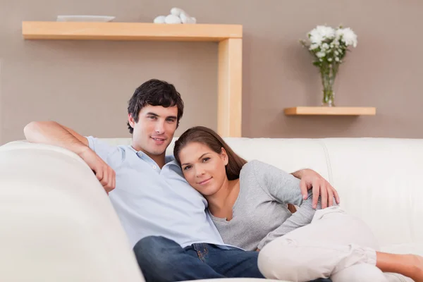 Mujer apoyada en su novio en el sofá —  Fotos de Stock