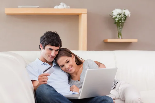 Счастливая пара бронирует отдых онлайн — стоковое фото