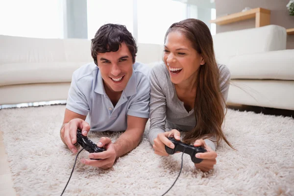 Пара, играющая вместе в видеоигры — стоковое фото