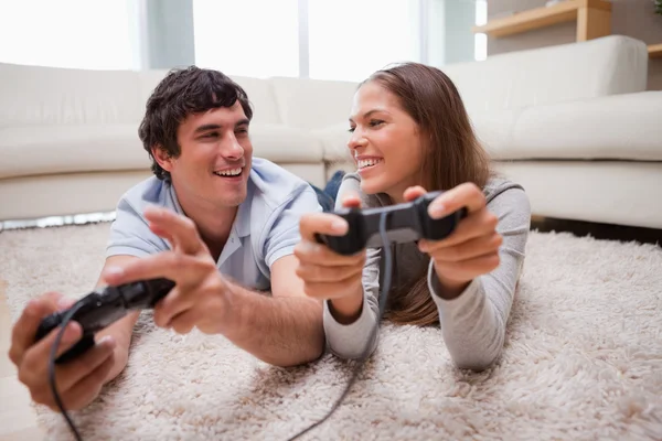 Счастливая пара, играющая вместе в видеоигры — стоковое фото