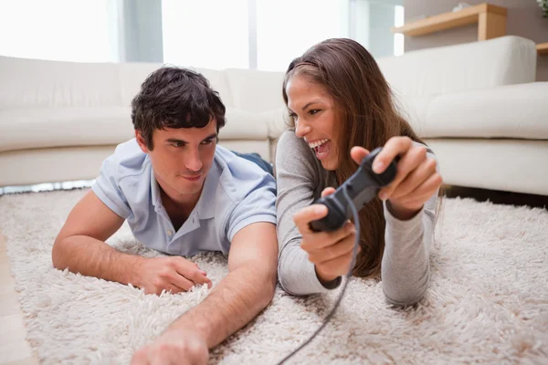 Woman just defeated her boyfriend at a video game — Stock Photo, Image