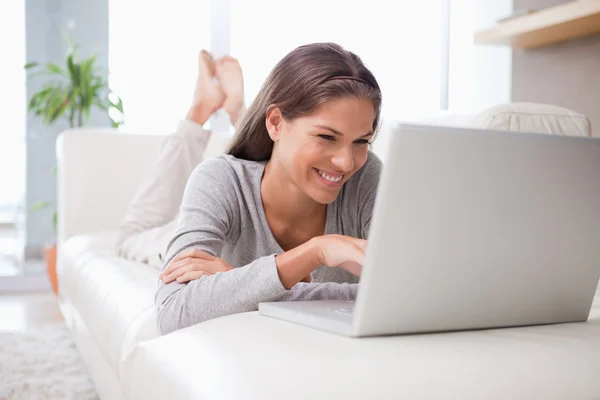 Kobieta na kanapie online na czacie — Zdjęcie stockowe