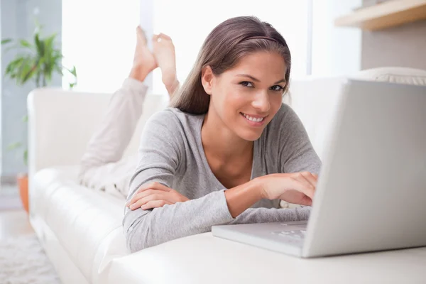 Kvinna i soffan läsa e-post — Stockfoto