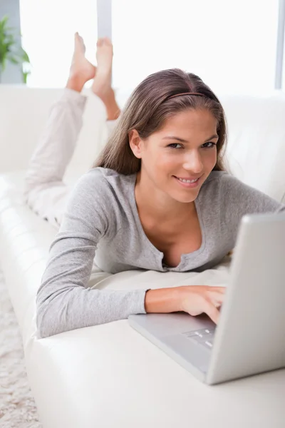 Frau auf dem Sofa beim Surfen im Internet — Stockfoto
