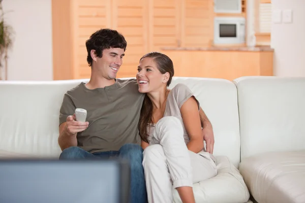 Casal rindo assistindo filme engraçado juntos — Fotografia de Stock