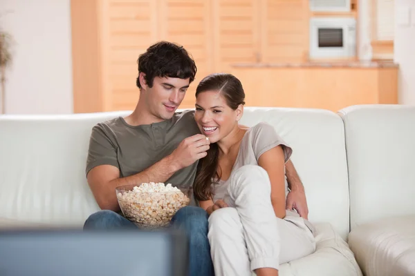 Casal no sofá assistindo um filme juntos — Fotografia de Stock