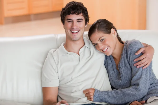 Couple heureux profitant de leur temps ensemble sur le canapé — Photo
