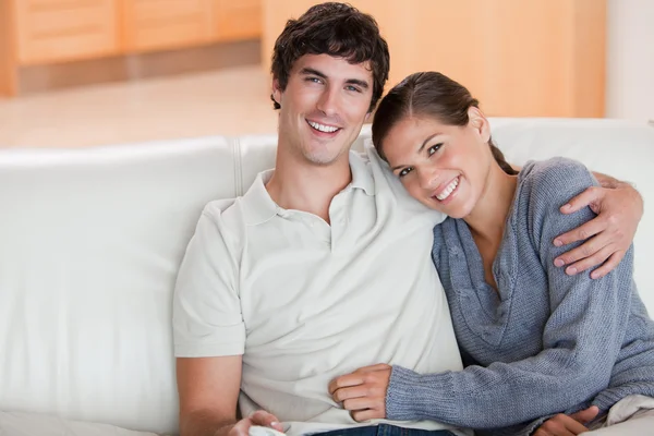 Casal feliz curtindo seu tempo juntos no sofá — Fotografia de Stock