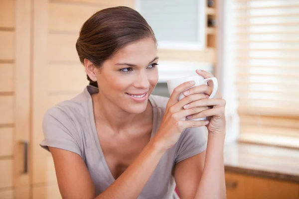 한 잔의 커피를 즐기고 웃는 여자 — 스톡 사진