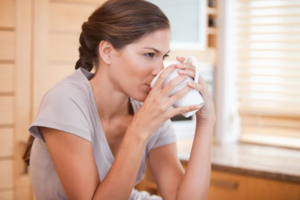 Vista lateral de la mujer bebiendo café —  Fotos de Stock