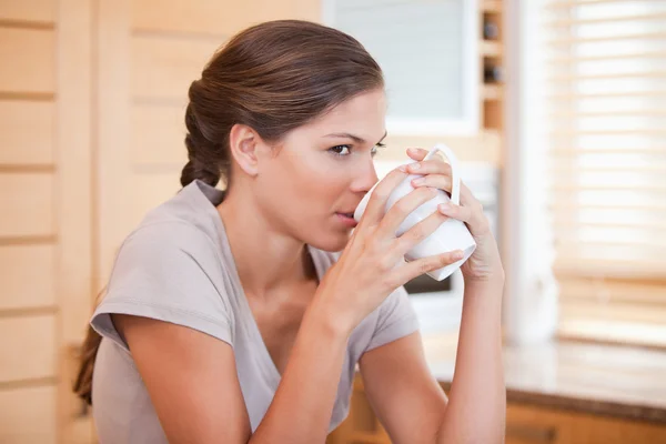 女人享受咖啡的侧视图 — 图库照片