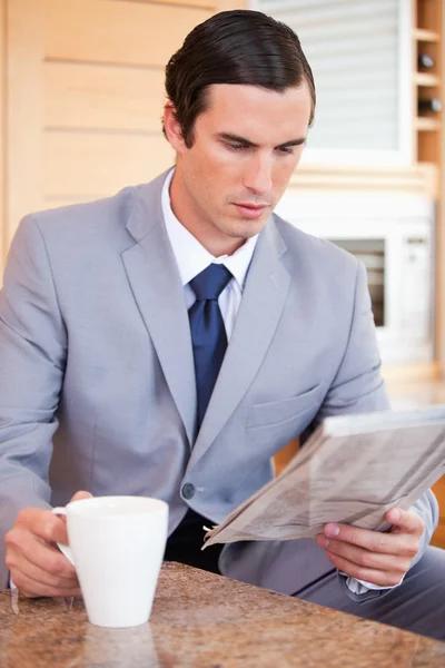 Man in suit making breakfast — Stock Photo, Image