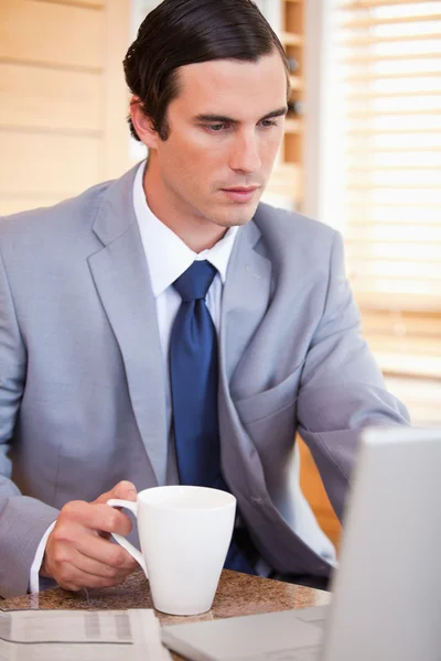 Zakenman met koffie op zijn laptop — Stockfoto