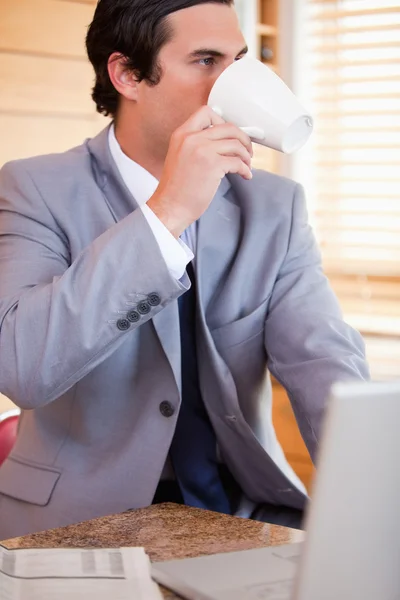 Üzletember élvez egy csésze kávét a konyhában — Stock Fotó