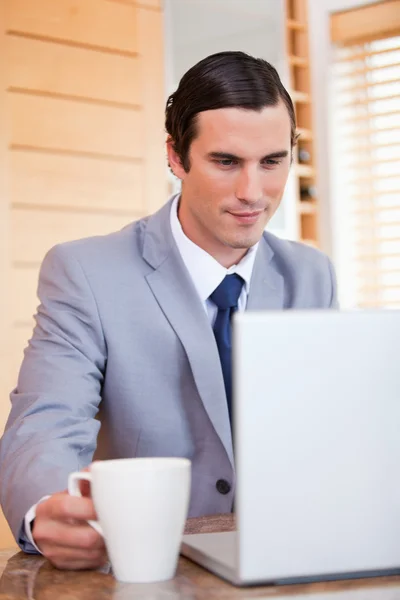 Homme d'affaires avec ordinateur portable et café — Photo