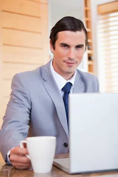 Empresário com laptop e chá — Fotografia de Stock