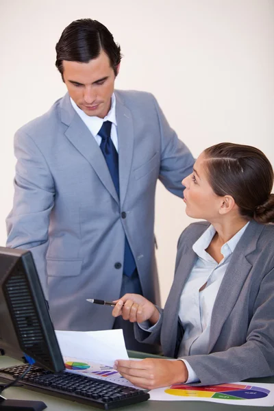 Businessman talking with his secretary — Stock Photo, Image