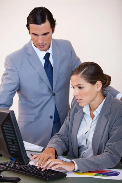 Businesswoman showing screen to her colleague — Stock Photo, Image