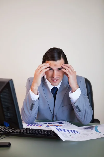 Empresário frustrado que trabalha em estatísticas — Fotografia de Stock