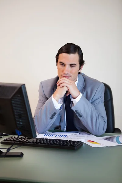 Affärsman som väntar på sin dator — Stockfoto