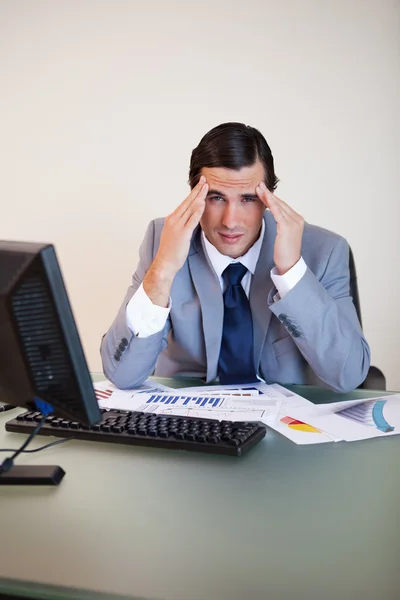 Affärsman upplever huvudvärk — Stockfoto
