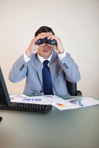 Empresario mirando a través de prismáticos — Foto de Stock