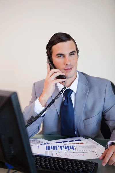 Empresario teniendo una llamada telefónica — Foto de Stock