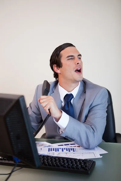 Geschäftsmann fragt nach Informationen, die sein Anrufer braucht — Stockfoto