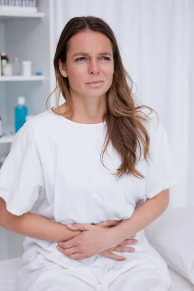 Wanita yang sakit perut — Stok Foto