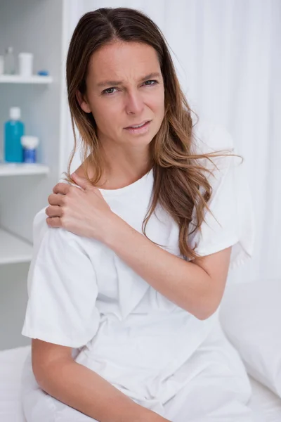 Woman covering painful shoulder — Stock Photo, Image