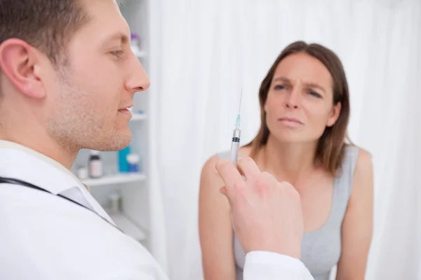 Doctor preparing injection — Stock Photo, Image