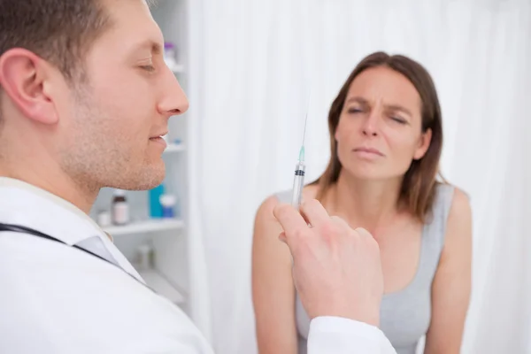 Doctor about to give an injection — Stock Photo, Image
