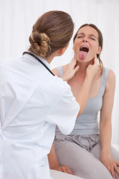 Paciente mostrando língua — Fotografia de Stock