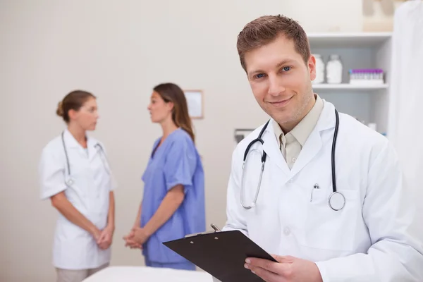 Doctor standing in examination room — Stock Photo, Image