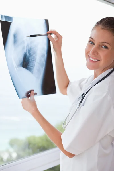Lachende arts met x-ray — Stockfoto