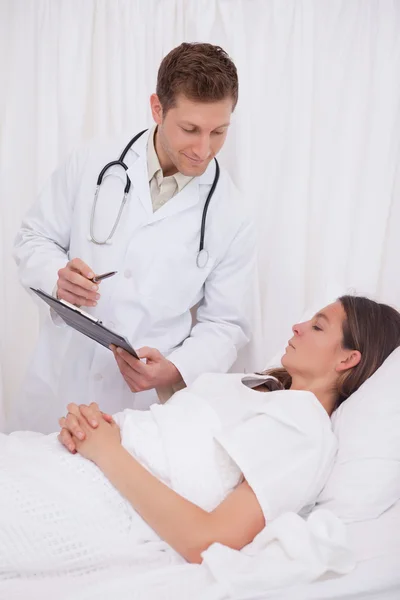 Lekarz stoi obok pacjenta — Zdjęcie stockowe
