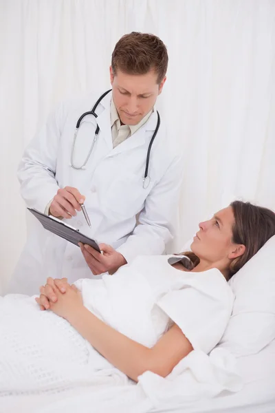 Standing doctor talking with patient — Stock Photo, Image
