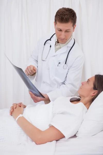 Läkaren förklara röntgen för patienten — Stockfoto