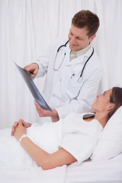Doutor mostrando raio-X para seu paciente — Fotografia de Stock