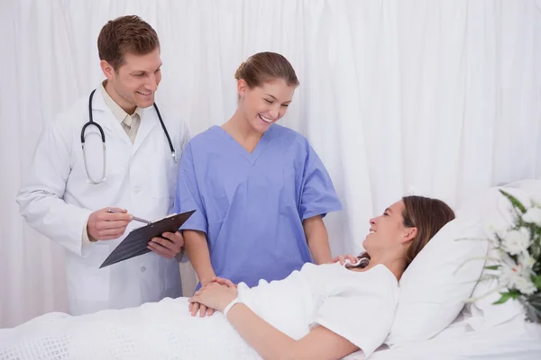 Medical team talking to patient — Stock Photo, Image