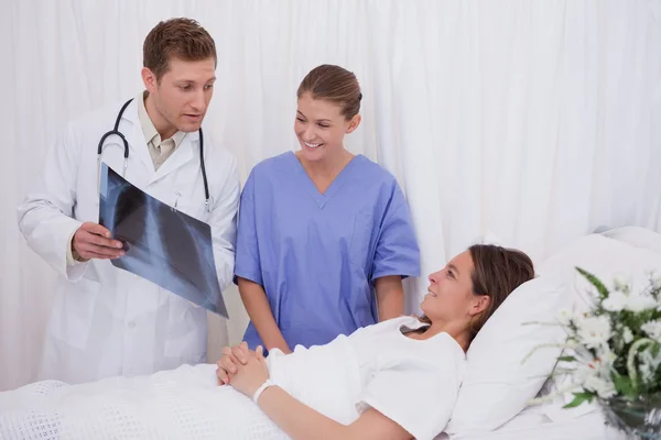 Lekarze tłumacząc x-ray pacjenta — Zdjęcie stockowe