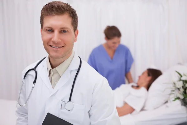 Läkare står i patienter rum — Stockfoto
