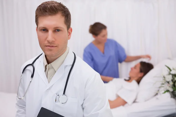 Doktor, stojící v jeho pokoji pacientů — Stock fotografie