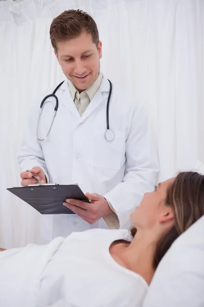 Lekarz stoi obok swojego pacjenta — Zdjęcie stockowe