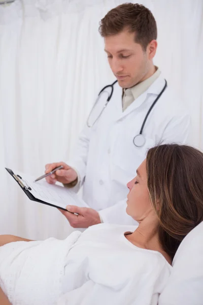 Doctor explaining his patient the examination results — Stock Photo, Image